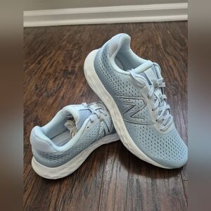 Brand New Women's New Balance 520 sneakers - Size 7.5